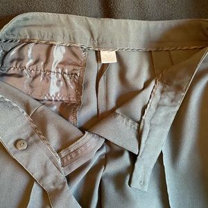 Black dress pant size 10 unsure brand. Great consign. Beautiful dress pant.